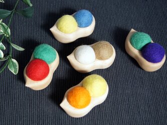 フェルト玉の針山（二山・メープル）の画像