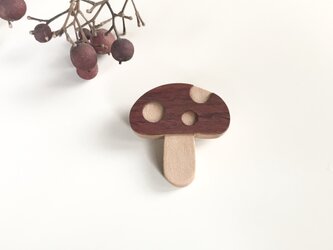 きのこのブローチ　木製の画像