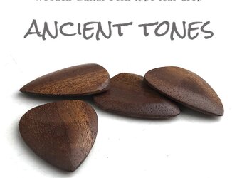 木製ギターピック【ancient tones type tear drop】 1枚の画像