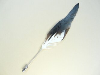 粘土の羽根飾り＿イヌワシ＿ハットピン＿大の画像