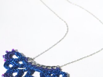 編みモチーフ フレンチラメ糸のネックレス(ブルー）の画像