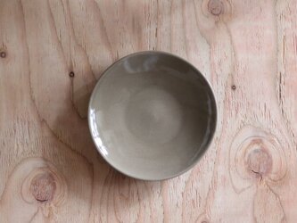 シンプルな丸皿　グレージュ１８cmの画像