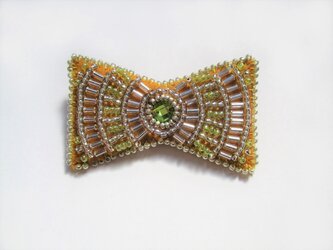 小さなリボン型ビーズ刺繍のブローチ（イエロー）の画像