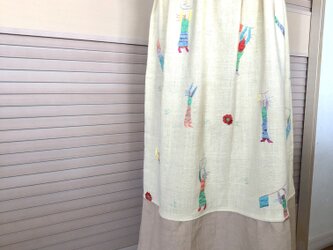 送料込・黄色い人形と花の刺繍が楽しいギャザースカート・ウエストゴム・ミモレ丈の画像