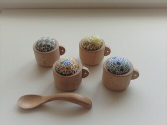 コーヒーカップの小さなピンクッション（リバティプリント）の画像