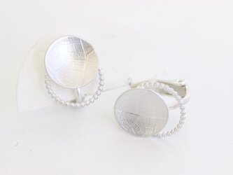 Round vein pearl wire  葉脈パール線イヤリングの画像