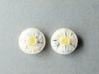 ＜Stella～遊び好きの星～＞刺繍イヤリング◎カケラの星の画像
