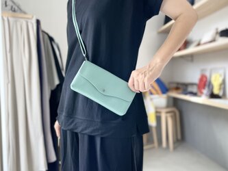 牛シュリンクレザーと牛床ベロアのシンプルお財布ショルダー[スカイブルー]の画像