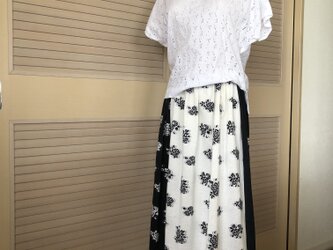 訳あり 接ぎ・送料込・着痩せモノトーンのバラ柄 上品なロング丈スカート・ウエストゴムの画像
