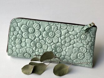 ピッグスキンのスリムな長財布　Ｌ字型　フラワー　ミントグリーンの画像
