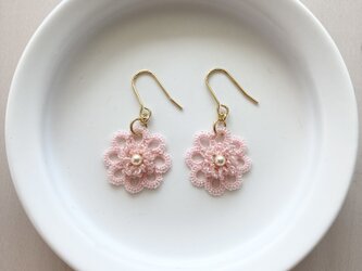 タティングレースピアス　《小花の耳飾りーベビーピンク》の画像
