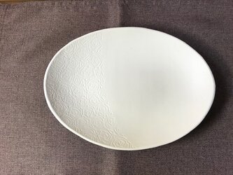 NO.26オーバル皿（バラ柄）白の画像