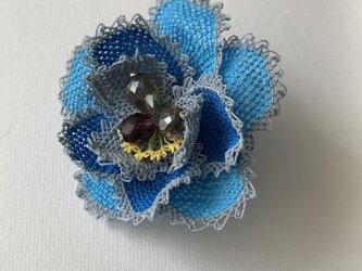 縫い針で編むお花のブローチ　大輪のブルーの画像
