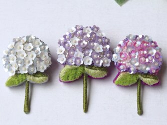 人気の紫陽花シリーズ新色、上品なパープルとホワイトのアジサイブローチshimuraさん。の画像