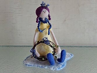 忘れな草の花かんむりの女の子（Flower girlシリーズ）の画像