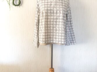 フラワープリント(admi)　シンプルブラウスの画像
