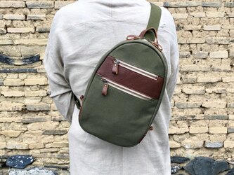 帆布＆革のボディバッグ〈カーキ〉の画像