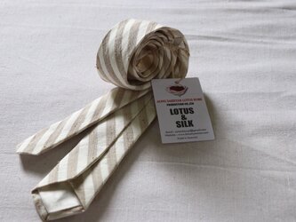 蓮糸とシルクの布で作ったネクタイの画像