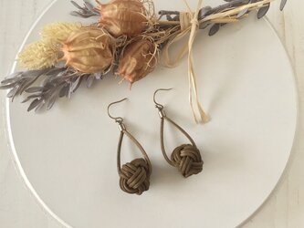 ラタン玉のぶら下がりピアス(こげ茶)の画像