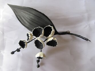 モノトーンすずらんコサージュ（花内側黒）の画像