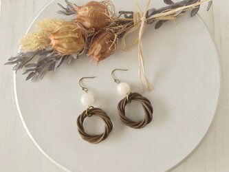 ラタンリングとビーズのピアス(こげ茶)の画像
