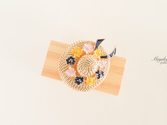 『草編み帽子のブローチ』黄色＆紺色のお花の画像