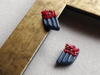『珊瑚としのぎ模様』耳飾り　－紺－　ピアス／イヤリング　サンゴ　ネイビー　f-88の画像