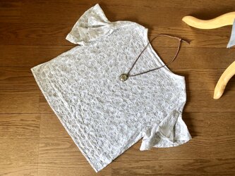 送料込・コットン刺繍生地のブラウス・袖フリルの画像