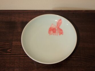 青白磁釉赤絵金魚紋　皿の画像