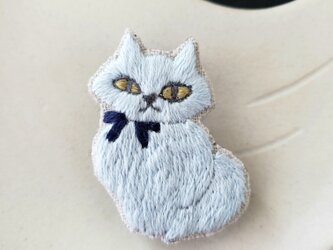 ブルーグレーの猫刺繍ブローチ【受注製作】の画像