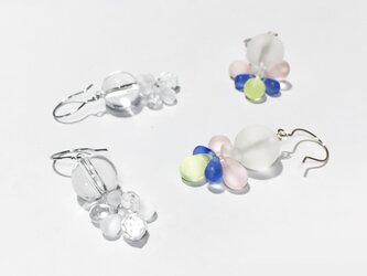 ガラスを束ねたピアスの画像