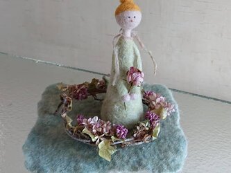 リースの中の女の子（アナベル）の画像