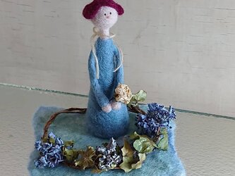 リースの中の女の子（紫陽花）の画像