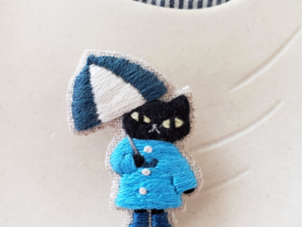 雨の日の黒猫刺繍ブローチ（青）【受注製作】の画像