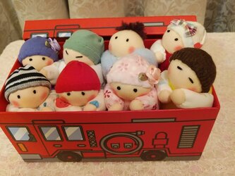 赤ちゃん人形8個（容器付き）の画像
