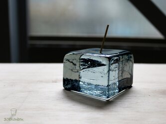 塊ガラスのお香立て　角　舛花色の画像