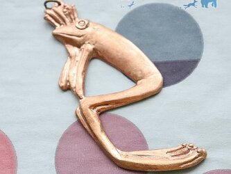 手枕カエルのドアオープナー【銅合金製】の画像