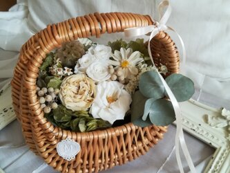 白い花々の たっぷりbasket(プリザーブドフラワー　ドライフラワー　アレンジ)の画像