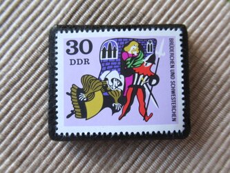 ドイツ　童話　小さな兄妹　切手ブローチ 6399の画像