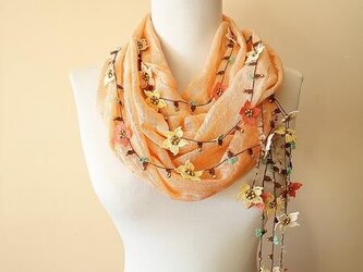 刺繍のお花つき　オーガニックコットンスカーフのロングラリエット　サーモンピンクの画像