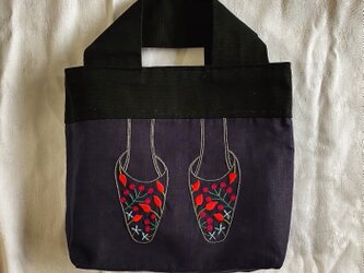 ミュール刺繍のバッグ(花)の画像