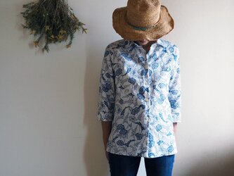着心地が良いのにきちんと感もある夏のシャツブラウス  藍のお花の型染が爽やか！-涼しい麻昆の浴衣から一点ものの画像