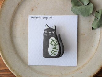 陶器で作った 黒ネコのブローチ ( つる草 )の画像