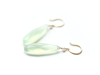 K18 若々しく前向きなライトグリーンカルセドニー(ロングペアシェイプ)とパールのフックピアス~ESPOIR NOBLE~