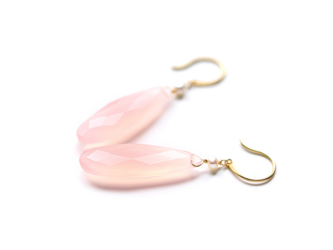 K18 優しさに包まれて ピンクカルセドニー(ロングペアシェイプ)とパールのフックピアス~ESPOIR NOBLE~
