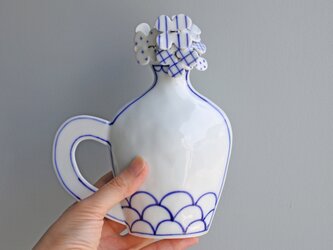 コバルト色がきれいな 取っ手のついた花瓶の画像