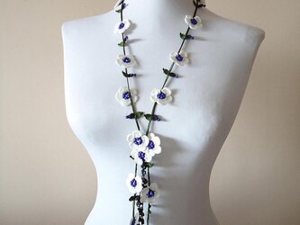 ビーズとストーンの刺繍ラリエット　ホワイトの画像