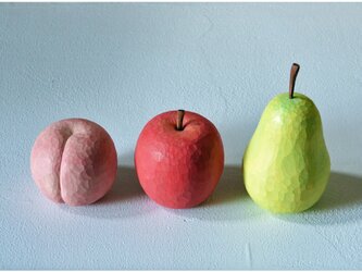 木彫りの桃とりんごと洋なしの画像