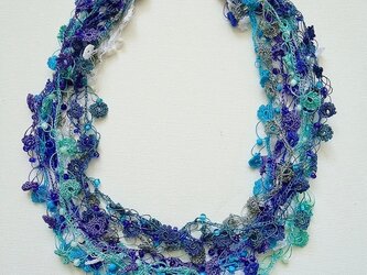 ビジューの刺繡ネックレス　フラワー・ジュエル　ブルー＆グレーの画像