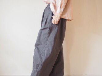 Cotton rubber cross tuck wide pants CHARCOALの画像